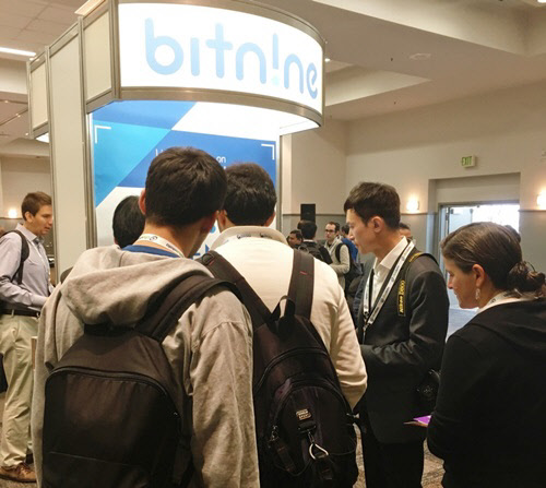 아젠스 그래프 데모 버전을 보기 위해 비트나인 부스를 방문한 참가자들